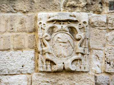 Con pi� attenzione scorgiamo, sopra l�arco, lo stemma dell�arcivescovo Ruffo, colui che fece innalzare il campanile nella seconda met� del 600